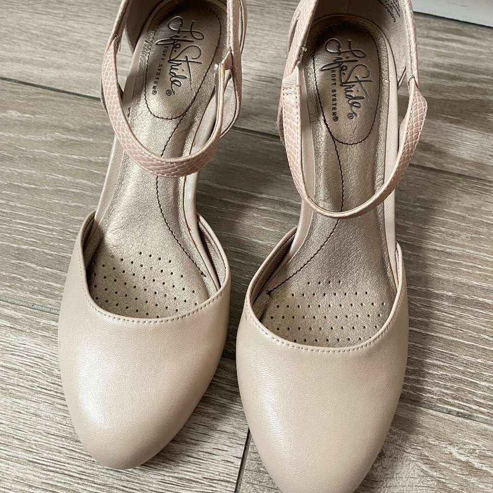 LifeStride Nude colour shoe
